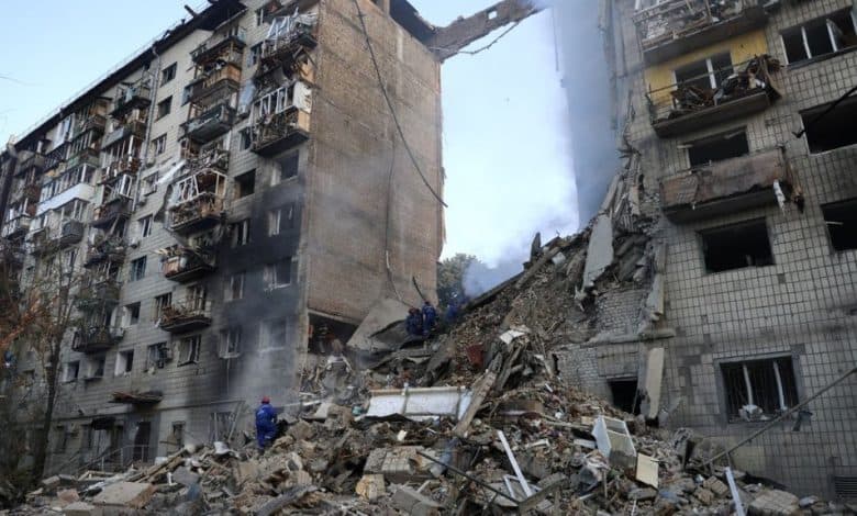 Ukraine : Les frappes aériennes russes sur Kiev font 14 morts, dont un Américain. 1 أوكرانيا