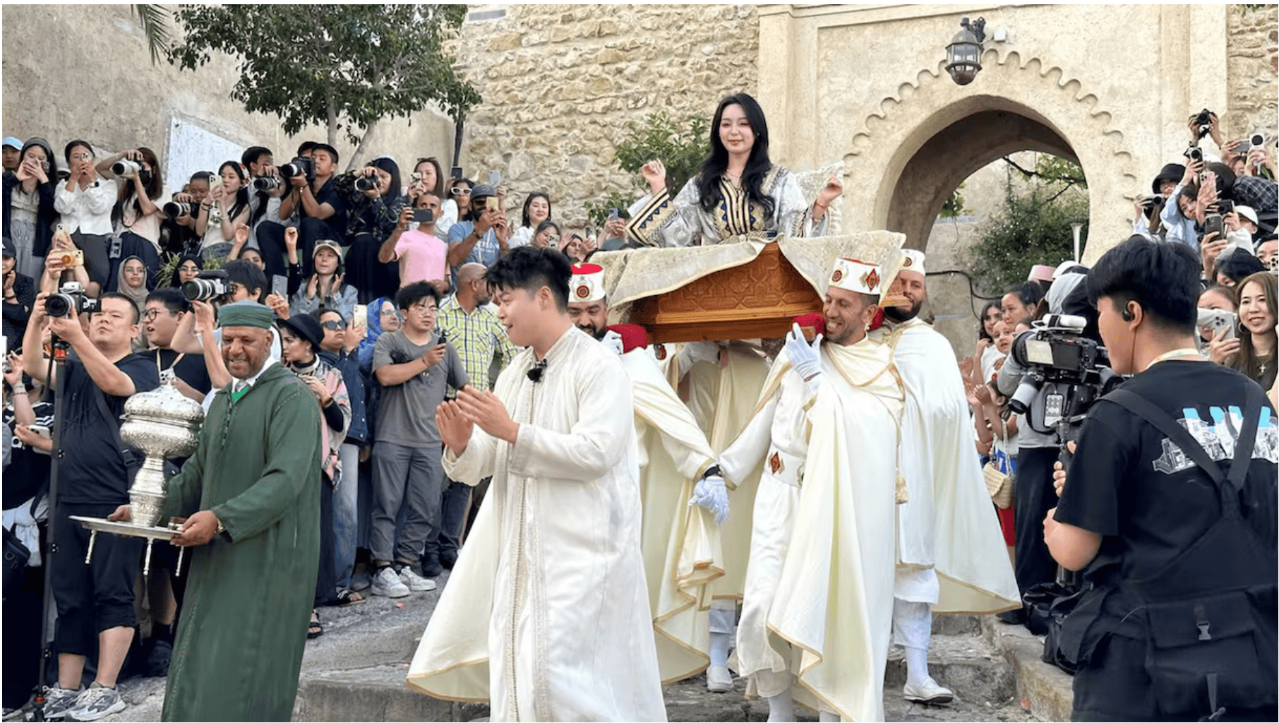 Le tournage de « Chinese Restaurant » à Tanger se termine de manière magique par un mariage marocain pour trois couples chinois. 1 "مطعم صيني"