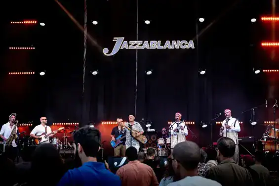 "Couleurs" du jazz et du gnawa Majid Bakkas et le Waaju Ensemble séduisent le public de Jazzablanca 2025 1 "ألوان" الجاز والغناوة.. ماجد بقّاس وفرقة Waaju يُبهران جمهور Jazzablanca 2025