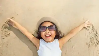 الشمس ومشاكل البصر: لماذا يُعد الأطفال المصابون بالحول وطول النظر أكثر حساسية صيفًا؟