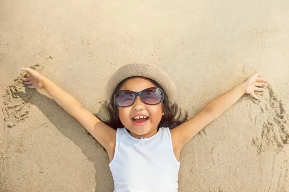 Soleil et problèmes de vue : Pourquoi les enfants atteints de strabisme et d'hypermétropie sont-ils plus sensibles en été ? 1 الشمس ومشاكل البصر: لماذا يُعد الأطفال المصابون بالحول وطول النظر أكثر حساسية صيفًا؟