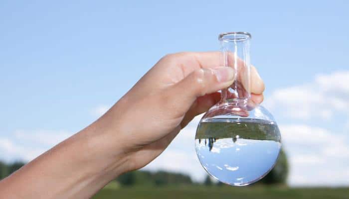 Des chercheurs du MIT créent un dispositif qui transforme l'air en eau potable sans énergie 1 باحثون من MIT يبتكرون جهازًا يحوّل الهواء إلى مياه شرب آمنة دون طاقة