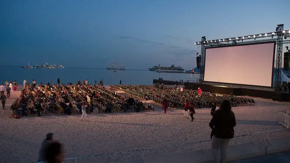 Les stars du cinéma marocain brillent à l'ouverture de la sixième édition du Festival CinePlage à Harouhra 1 نجوم السينما المغربية يتألقون في افتتاح الدورة السادسة من مهرجان "سيني بلاج" بهرهورة