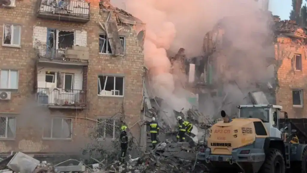 L'Europe s'indigne des frappes russes à Kiev qui ont fait 17 morts et endommagé des bureaux de l'UE 1 غضب أوروبي بعد مقتل 17 شخصاً في ضربات روسية استهدفت كييف وألحقت أضراراً بمكتب الاتحاد الأوروبي