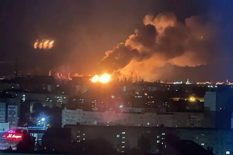 Une attaque massive de drone déclenche des incendies dans le sud de la Russie 1 هجوم مُسير واسع يشعل حرائق في جنوب روسيا
