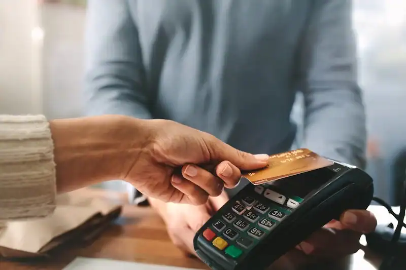 L'insistance des professionnels à payer en espèces entrave la promotion des paiements électroniques au Maroc 1 إصرار مهنيين على الدفع نقدًا يعوق تشجيع الدفع الإلكتروني في المغرب