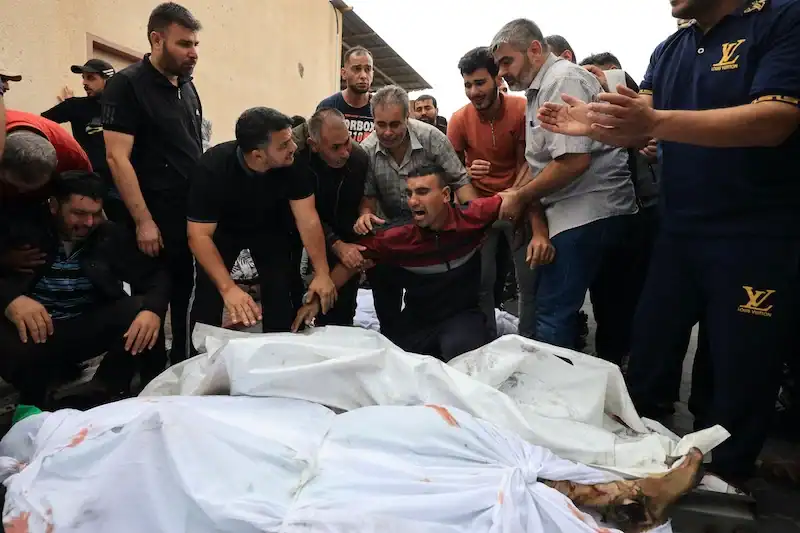 انقلاب شاحنة يودي بحياة 20 شخصاً في غزة