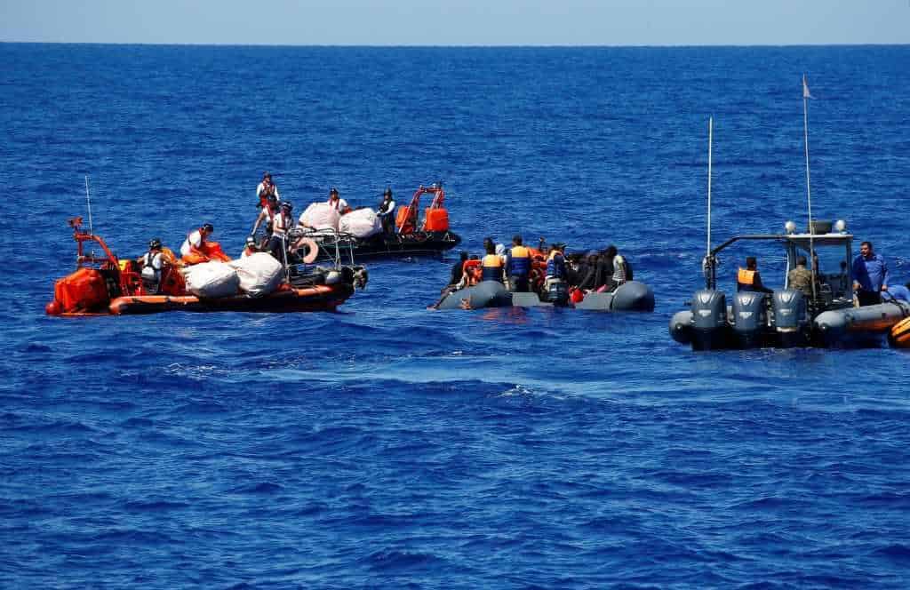مأساة جديدة قبالة السواحل الموريتانية.. إنقاذ مهاجرين وانتشال عشرات الجثث