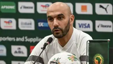 أسود الأطلس: مؤهلون لمونديال 2026 ومصممون على الفوز على زامبيا في ندولا بتاريخ: 8 سبتمبر 2025 | الساعة: 09:37 المصدر: لو ماتان | القسم: رياضة المغرب يواجه زامبيا بحماس وتركيز يستعد المنتخب المغربي لكرة القدم، "أسود الأطلس"، لمواجهة نظيره الزامبي يوم الإثنين، 8 سبتمبر 2025، في تمام الساعة 14:00 بتوقيت ندولا (13:00 بتوقيت الرباط)، ضمن الجولة الثامنة من تصفيات كأس العالم 2026. على الرغم من تأهله الرسمي للمونديال بعد فوزه الكاسح على النيجر (5-0) يوم الجمعة، أكد المدرب وليد الركراكي أن فريقه سيخوض المباراة بعزيمة الفوز، مع التركيز على إعداد اللاعبين لكأس إفريقيا 2025. تصريحات الركراكي خلال المؤتمر الصحفي الذي عُقد يوم الأحد في ندولا، أوضح الركراكي استراتيجيته: «نحترم جميع المنافسين، وسنواجه زامبيا بهدف تحقيق الفوز». «لن نلعب بنفس التشكيلة التي واجهت النيجر، هذه فرصة لإعطاء اللاعبين الجدد فرصة إثبات أنفسهم، مع الحفاظ على الديناميكية الإيجابية». «مواجهة زامبيا لها أهمية استراتيجية، حيث سنلتقي بهم في نفس المجموعة بكأس إفريقيا 2025. لا نريد الكشف عن كل أوراقنا، لكننا سنلعب بجدية». تحضيرات وأهداف التأهل المبكر: ضمن المغرب تأهله لكأس العالم 2026 بعد فوزه الساحق على النيجر، محققًا 18 نقطة من 6 انتصارات في المجموعة الخامسة، متقدمًا على تنزانيا (10 نقاط)، زامبيا والنيجر (6 نقاط لكل منهما)، والكونغو (نقطة واحدة). تجربة الوجوه الجديدة: يسعى الركراكي لإشراك لاعبين جدد مثل نائل العيناوي وشمس الدين الطالبي لاختبار جاهزيتهم قبل كأس إفريقيا 2025، التي ستستضيفها المغرب. الإعداد لكأس إفريقيا: أكد الركراكي أن «القائمة النهائية للاعبين ستكون حاسمة. الجميع يطمح للتواجد فيها، ولا مجال للخطأ في اختياراتي». التشكيلة المتوقعة من المتوقع أن يجري الركراكي تغييرات على التشكيلة التي واجهت النيجر، مع إشراك لاعبين احتياطيين لإراحة الأساسيين: الحارس: المهدي الحرار (بديلًا لياسين بونو). الدفاع: يونس عبد الحميد، نايف أكرد، عبد الكبير عبقار، سفيان الكرواني. الوسط: نائل العيناوي، إسماعيل الصيباري، بلال الخنوس. الهجوم: حمزة إيغامان، أيوب الكعبي، إلياس أخوماش. أهمية المباراة اختبار تكتيكي: المباراة تمثل فرصة لتجربة خطط جديدة وتقييم أداء اللاعبين الشباب أمام فريق قوي مثل زامبيا، التي تسعى لتأكيد مكانتها في القارة. الديناميكية الإيجابية: يهدف المغرب للحفاظ على سجله خاليًا من الهزائم في التصفيات، معززًا طموحه للمنافسة على لقب كأس إفريقيا 2025. التاريخ: هذه هي المشاركة السابعة للمغرب في المونديال، والثالثة على التوالي، بعد إنجاز نصف نهائي 2022. القنوات الناقلة الرياضية المغربية (Arryadia): التردد 11513 عمودي على نايل سات. beIN Sports: قنوات مشفرة في المنطقة العربية. SSC Sports: التردد 12418 أفقي على عرب سات. منصة Shahid VIP: بث رقمي مباشر.