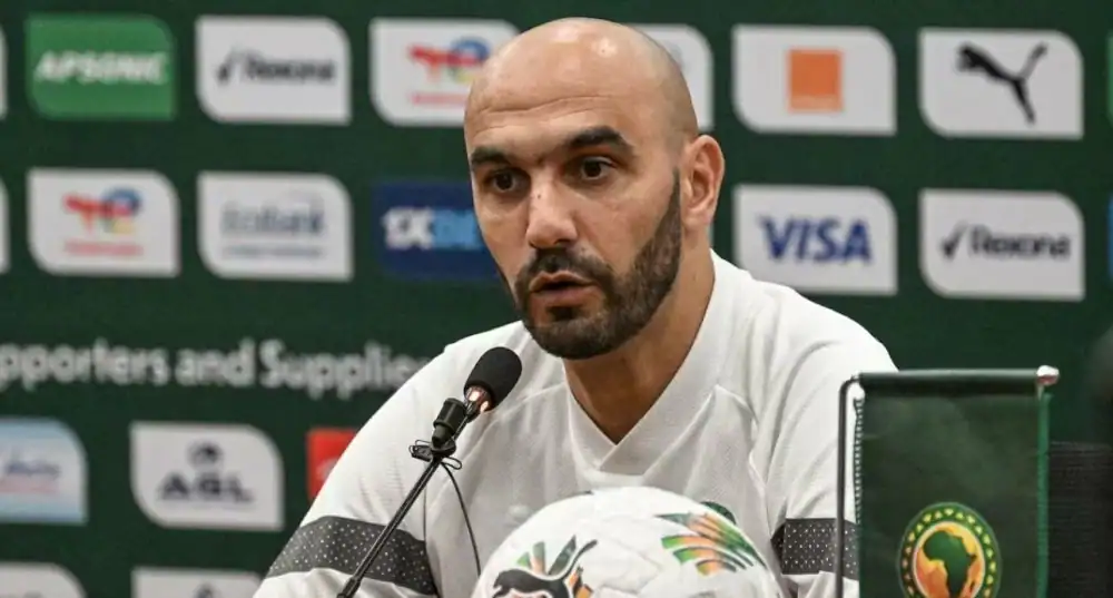 أسود الأطلس: مؤهلون لمونديال 2026 ومصممون على الفوز على زامبيا في ندولا بتاريخ: 8 سبتمبر 2025 | الساعة: 09:37 المصدر: لو ماتان | القسم: رياضة المغرب يواجه زامبيا بحماس وتركيز يستعد المنتخب المغربي لكرة القدم، "أسود الأطلس"، لمواجهة نظيره الزامبي يوم الإثنين، 8 سبتمبر 2025، في تمام الساعة 14:00 بتوقيت ندولا (13:00 بتوقيت الرباط)، ضمن الجولة الثامنة من تصفيات كأس العالم 2026. على الرغم من تأهله الرسمي للمونديال بعد فوزه الكاسح على النيجر (5-0) يوم الجمعة، أكد المدرب وليد الركراكي أن فريقه سيخوض المباراة بعزيمة الفوز، مع التركيز على إعداد اللاعبين لكأس إفريقيا 2025. تصريحات الركراكي خلال المؤتمر الصحفي الذي عُقد يوم الأحد في ندولا، أوضح الركراكي استراتيجيته: «نحترم جميع المنافسين، وسنواجه زامبيا بهدف تحقيق الفوز». «لن نلعب بنفس التشكيلة التي واجهت النيجر، هذه فرصة لإعطاء اللاعبين الجدد فرصة إثبات أنفسهم، مع الحفاظ على الديناميكية الإيجابية». «مواجهة زامبيا لها أهمية استراتيجية، حيث سنلتقي بهم في نفس المجموعة بكأس إفريقيا 2025. لا نريد الكشف عن كل أوراقنا، لكننا سنلعب بجدية». تحضيرات وأهداف التأهل المبكر: ضمن المغرب تأهله لكأس العالم 2026 بعد فوزه الساحق على النيجر، محققًا 18 نقطة من 6 انتصارات في المجموعة الخامسة، متقدمًا على تنزانيا (10 نقاط)، زامبيا والنيجر (6 نقاط لكل منهما)، والكونغو (نقطة واحدة). تجربة الوجوه الجديدة: يسعى الركراكي لإشراك لاعبين جدد مثل نائل العيناوي وشمس الدين الطالبي لاختبار جاهزيتهم قبل كأس إفريقيا 2025، التي ستستضيفها المغرب. الإعداد لكأس إفريقيا: أكد الركراكي أن «القائمة النهائية للاعبين ستكون حاسمة. الجميع يطمح للتواجد فيها، ولا مجال للخطأ في اختياراتي». التشكيلة المتوقعة من المتوقع أن يجري الركراكي تغييرات على التشكيلة التي واجهت النيجر، مع إشراك لاعبين احتياطيين لإراحة الأساسيين: الحارس: المهدي الحرار (بديلًا لياسين بونو). الدفاع: يونس عبد الحميد، نايف أكرد، عبد الكبير عبقار، سفيان الكرواني. الوسط: نائل العيناوي، إسماعيل الصيباري، بلال الخنوس. الهجوم: حمزة إيغامان، أيوب الكعبي، إلياس أخوماش. أهمية المباراة اختبار تكتيكي: المباراة تمثل فرصة لتجربة خطط جديدة وتقييم أداء اللاعبين الشباب أمام فريق قوي مثل زامبيا، التي تسعى لتأكيد مكانتها في القارة. الديناميكية الإيجابية: يهدف المغرب للحفاظ على سجله خاليًا من الهزائم في التصفيات، معززًا طموحه للمنافسة على لقب كأس إفريقيا 2025. التاريخ: هذه هي المشاركة السابعة للمغرب في المونديال، والثالثة على التوالي، بعد إنجاز نصف نهائي 2022. القنوات الناقلة الرياضية المغربية (Arryadia): التردد 11513 عمودي على نايل سات. beIN Sports: قنوات مشفرة في المنطقة العربية. SSC Sports: التردد 12418 أفقي على عرب سات. منصة Shahid VIP: بث رقمي مباشر.