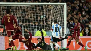 ليونيل ميسي يتألق بثنائية ويقود الأرجنتين لفوز 3-0 على فنزويلا في تصفيات مونديال 2026. تعرف على تفاصيل المباراة!