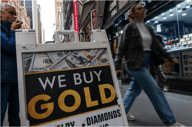 الذهب يحطم رقماً قياسياً جديداً متجاوزاً 3500 دولار للأونصة