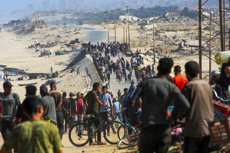 آلاف الفلسطينيين يعودون إلى شمال غزة بعد دخول الهدنة حيّز التنفيذ