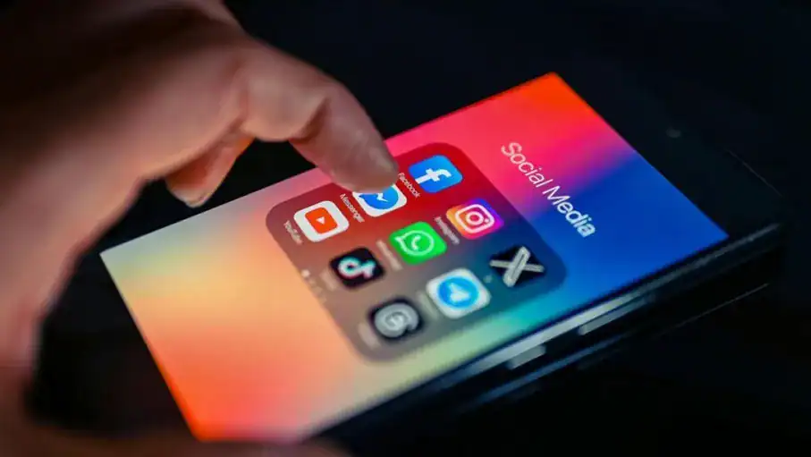L'Europe relève l'âge minimum d'utilisation des médias sociaux à 16 ans Une mesure radicale pour protéger les enfants 1 أوروبا ترفع الحد الأدنى لاستخدام وسائل التواصل الاجتماعي إلى 16 عاماً.. خطوة جذرية لحماية الأطفال