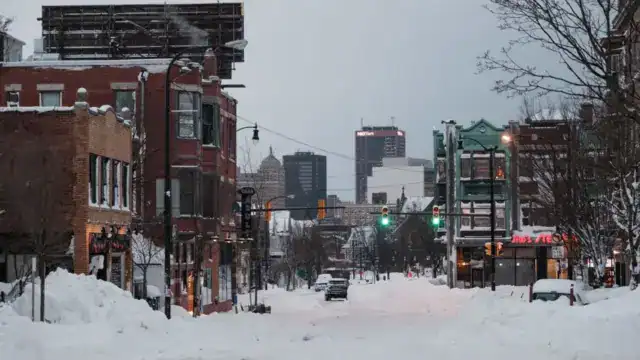 Les fortes chutes de neige au Québec provoquent des pannes d'électricité et des fermetures d'écoles 1 تساقطات ثلجية كثيفة في كيبيك تتسبب بانقطاع الكهرباء وإغلاق المدارس