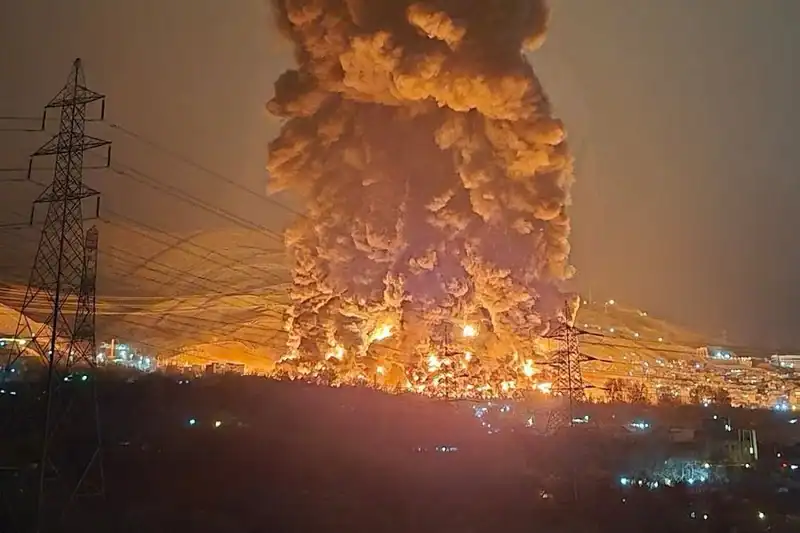 Des installations énergétiques iraniennes touchées par des raids dans un contexte d'escalade accélérée 1 غارات تستهدف منشآت طاقة في إيران وسط تصعيد متسارع