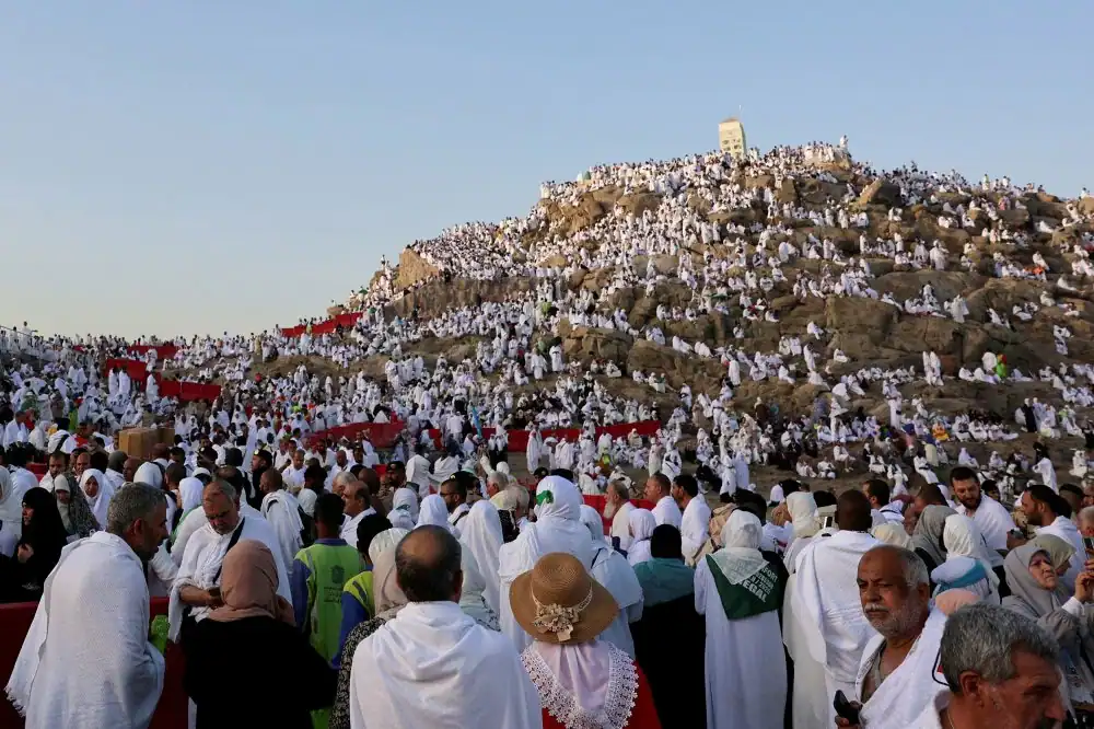 حجاج بيت الله يتوافدون على جبل عرفات لأداء الركن الأعظم من الحج