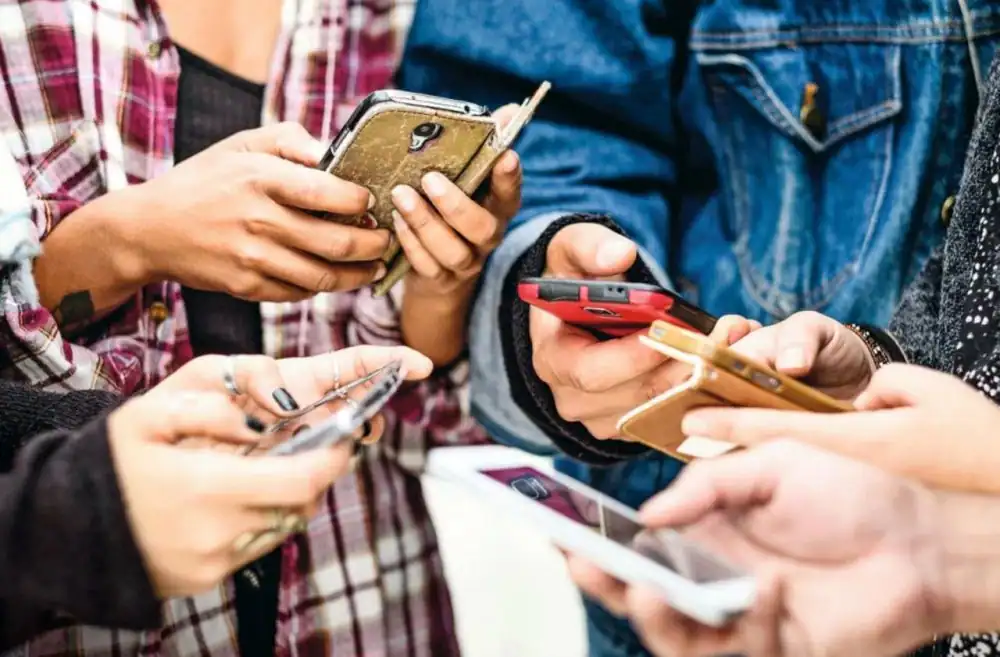 أطباء يحذرون من مخاطر الشبكات الاجتماعية على الشباب ويقارنونها بالتدخين
