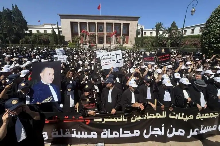 محامو المغرب يحتجون أمام البرلمان ضد مشروع قانون المحاماة
