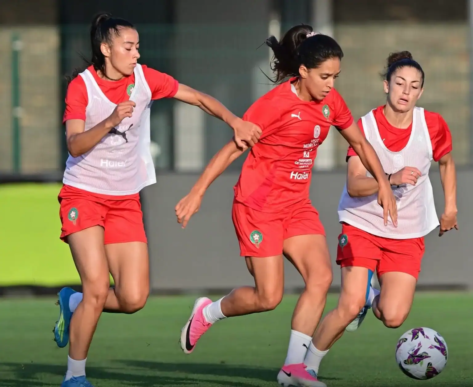 لبؤات الأطلس يضعن اللمسات الأخيرة.. قمة المغرب والجزائر تقترب من الحسم