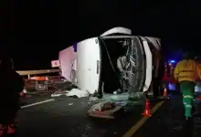 كارثة طريق دامية في جنوب إفريقيا.. انقلاب حافلة يخلف 12 قتيلاً وعشرات الجرحى