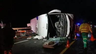 كارثة طريق دامية في جنوب إفريقيا.. انقلاب حافلة يخلف 12 قتيلاً وعشرات الجرحى