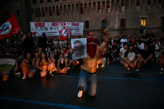 Indignation à Bologne après le décès d'un Marocain lors de son interpellation… Une deuxième nuit de manifestations secoue la ville 1 احتجاجات في بولونيا بعد وفاة المغربي عبد الرحيم فقير خلال توقيفه من الشرطة الإيطالية، وسط مطالب بالعدالة وفتح تحقيق رسمي.