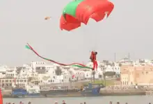 سماء أبي رقراق تتحول إلى مسرح مذهل.. مظليون من القوات المسلحة يخطفون الأنظار في عيد العرش