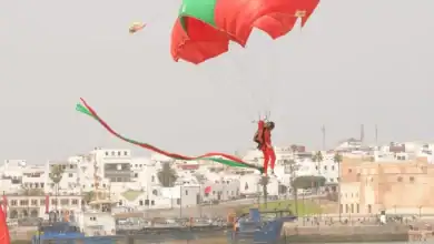 سماء أبي رقراق تتحول إلى مسرح مذهل.. مظليون من القوات المسلحة يخطفون الأنظار في عيد العرش