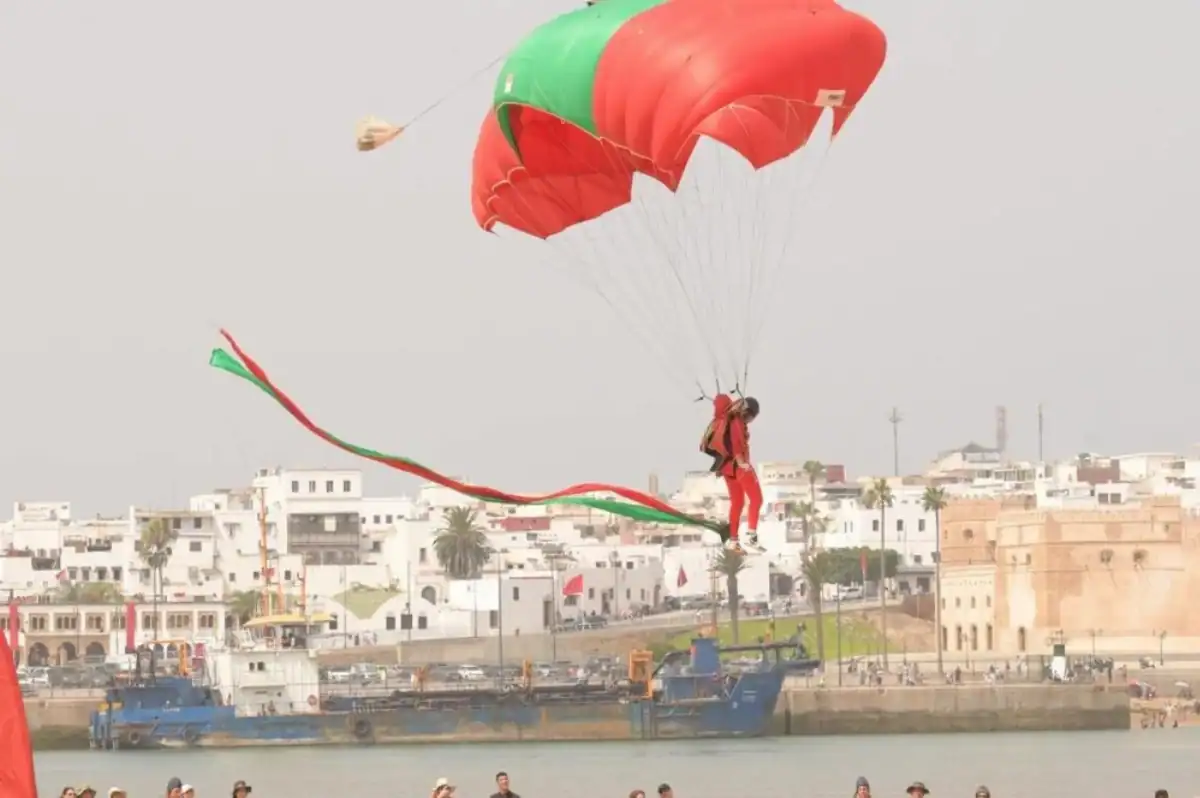 سماء أبي رقراق تتحول إلى مسرح مذهل.. مظليون من القوات المسلحة يخطفون الأنظار في عيد العرش