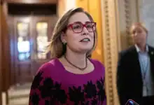 علاقة مع حارسها الشخصي تضع سيناتورة أميركية سابقة أمام القضاء