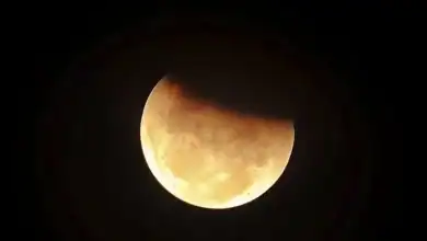 خسوف نادر يقترب من سماء المغرب.. القمر يتحول إلى لون نحاسي في هذا الموعد