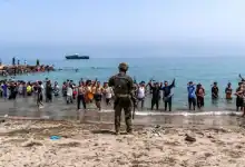 سبتة تتحرك لإعادة المهاجرين إلى المغرب.. حافلات نحو معبر تاراخال بعد أيام صعبة