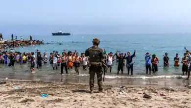 سبتة تتحرك لإعادة المهاجرين إلى المغرب.. حافلات نحو معبر تاراخال بعد أيام صعبة