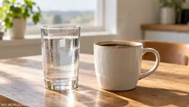 الماء أم القهوة صباحاً؟ هذا ما يحتاجه جسمك للتركيز