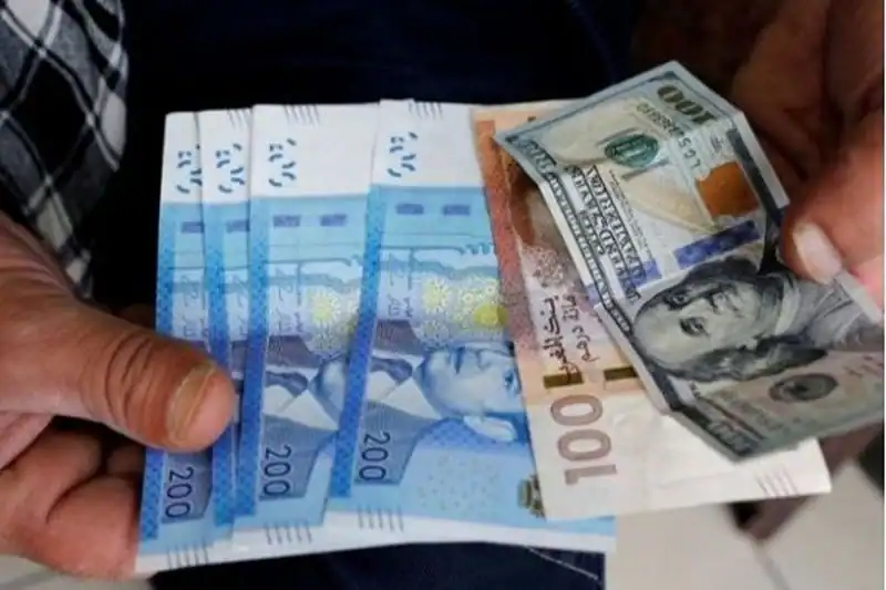 الدرهم المغربي يتراجع أمام الدولار واحتياطات البلاد تتجاوز 500 مليار درهم
