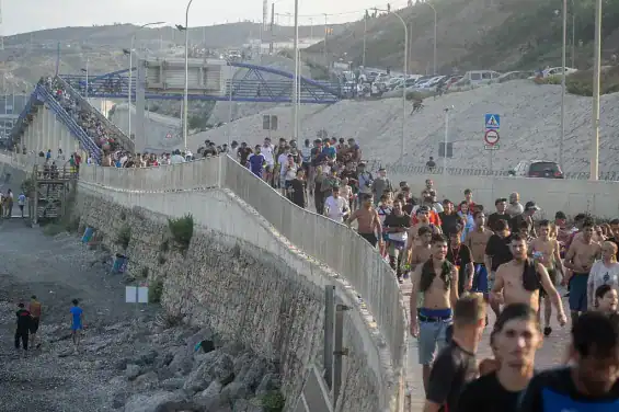 سبتة تعيد أكثر من 5300 مهاجر إلى المغرب بعد موجة العبور الكبرى