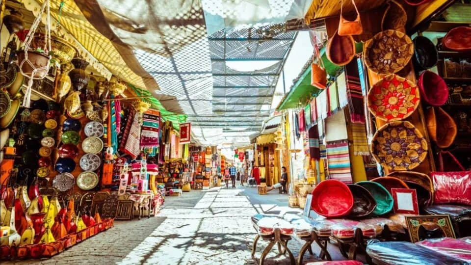 السياحة المغربية تواصل الصعود.. 9.4 ملايين وافد ومداخيل تقترب من 65 مليار درهم