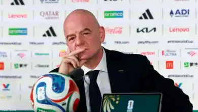 جياني إنفانتينو رئيس الاتحاد الدولي لكرة القدم خلال اجتماع رسمي