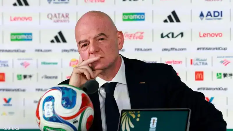 جياني إنفانتينو رئيس الاتحاد الدولي لكرة القدم خلال اجتماع رسمي