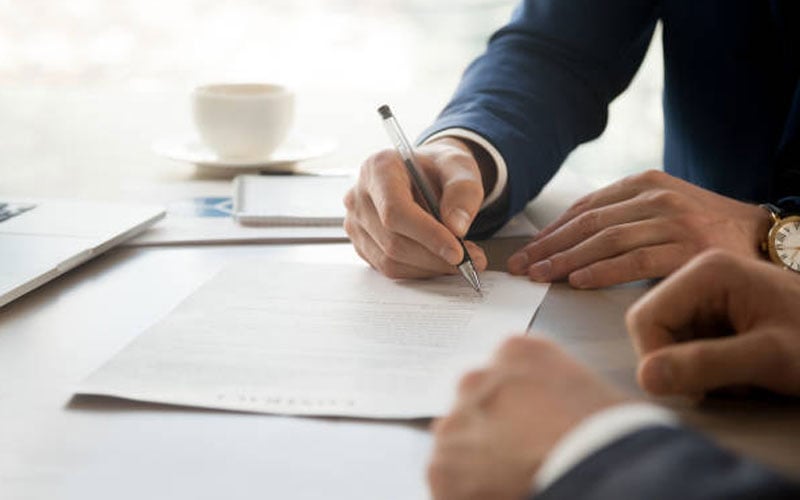 Italie : arrestation d'un homme d'affaires et de son épouse marocaine dans une affaire de faux contrats de travail 1 إيطاليا: اعتقال رجل أعمال وزوجته المغربية في قضية عقود عمل وهمية