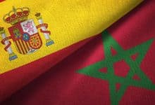علم المغرب وإسبانيا إلى جانب منشأة مينائية تعكس حجم التبادل التجاري بين البلدين