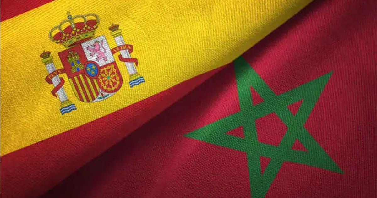علم المغرب وإسبانيا إلى جانب منشأة مينائية تعكس حجم التبادل التجاري بين البلدين
