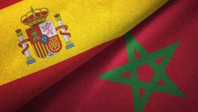 Les drapeaux du Maroc et de l'Espagne, ainsi qu'une installation portuaire, témoignent de l'ampleur des échanges commerciaux