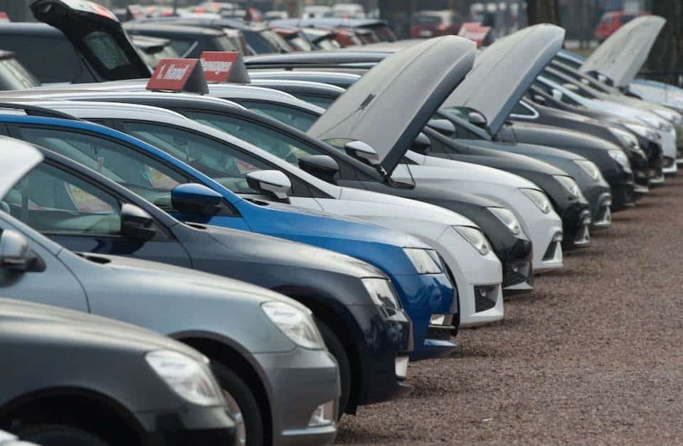 وقفة احتجاجية لمهنيي وكالات كراء السيارات بالدار البيضاء للمطالبة بمراجعة الغرامات
