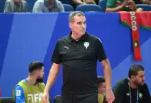 Hicham El Dakik, sélectionneur de l'équipe nationale marocaine de football en salle, pendant qu'il suit le match