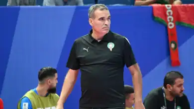 Hicham El Dakik, sélectionneur de l'équipe nationale marocaine de football en salle, pendant qu'il suit le match