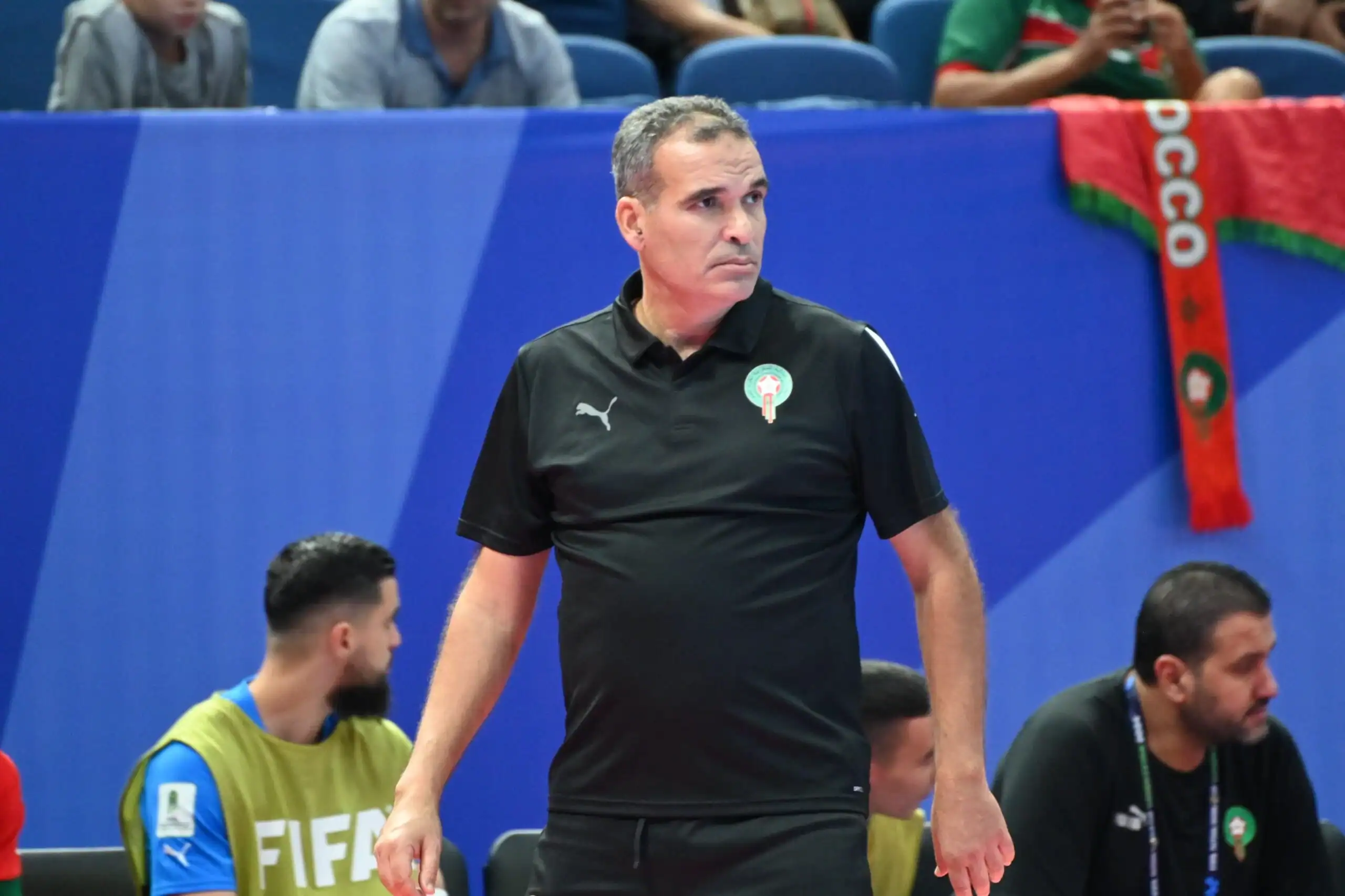Dakik offre au roi son quatrième titre africain en salle et vise la Coupe du monde 1 Hicham El Dakik, sélectionneur de l'équipe nationale marocaine de football en salle, pendant qu'il suit le match