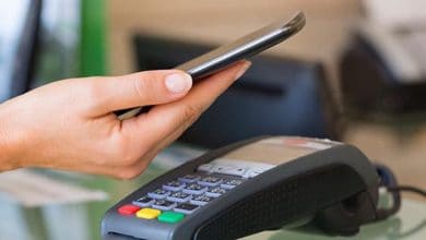 تجار القرب يشترطون أجهزة أداء مجانية وتطبيقا فعليا لسقف الرسوم