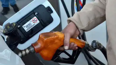 La pétition en faveur d'un plafonnement des prix des carburants reprend la collecte de signatures après une interruption liée aux élections